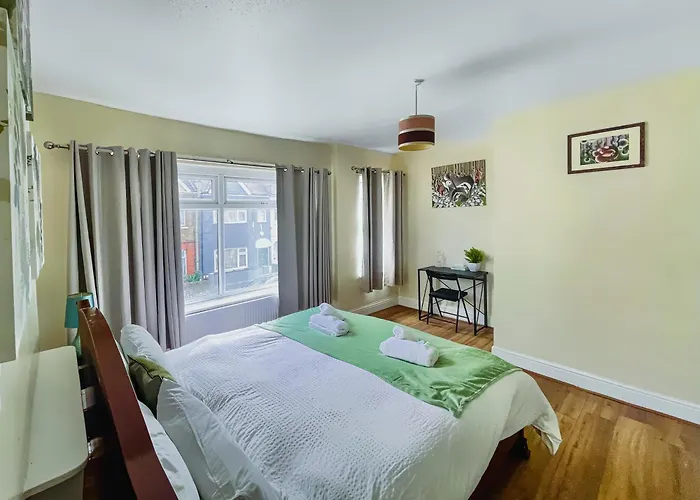 Home In Plaistow & Free Parking